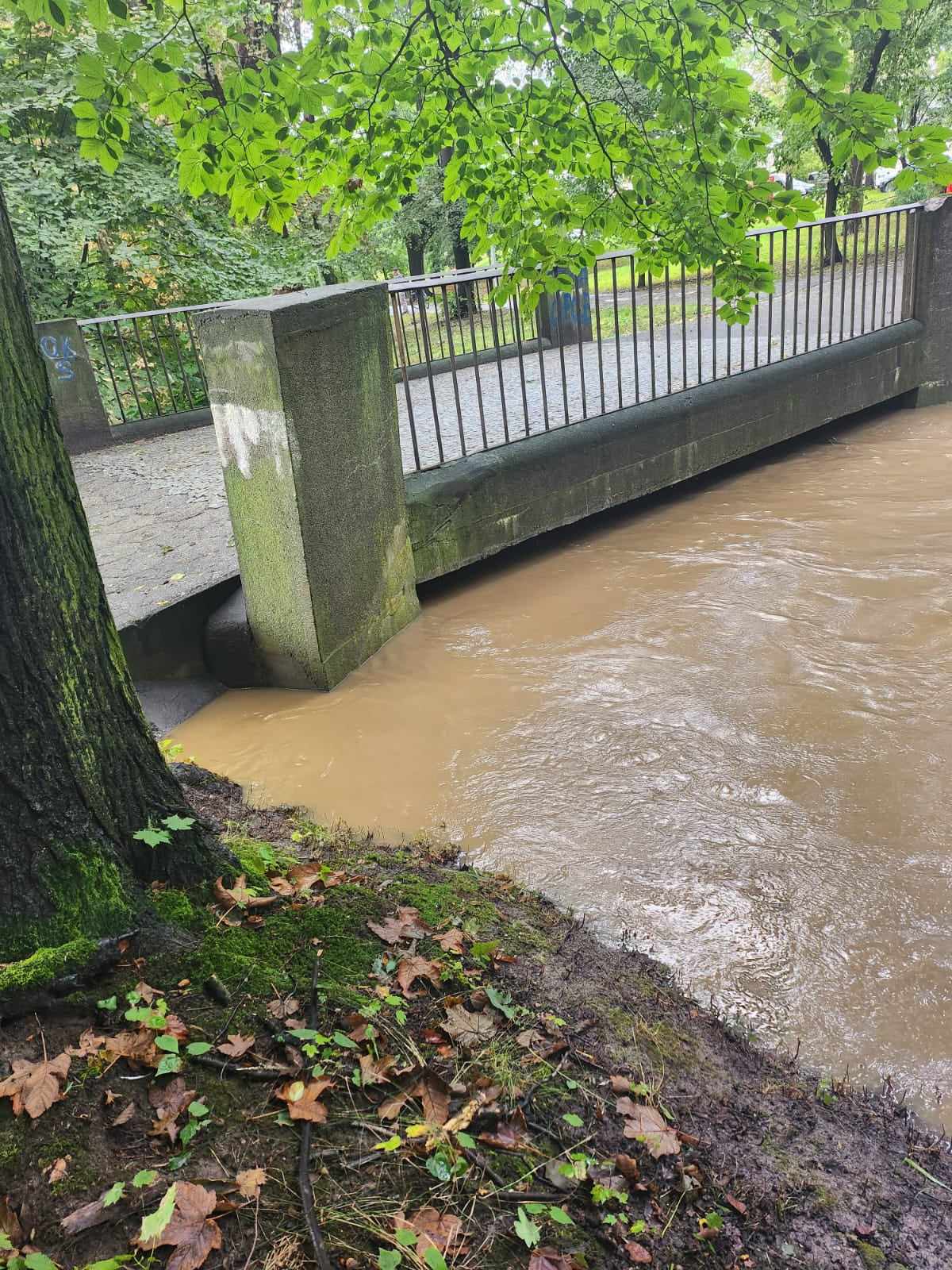 Sprawdź wytyczne GINB zanim wejdziesz do zalanego budynku